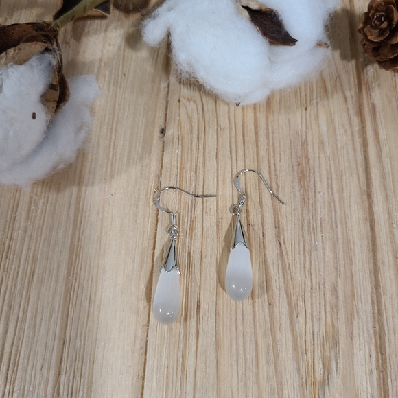 🎉🎉NEW🎉🎉BEAUTIFUL!! WHITE OPAL Teardrop Dangle Earrings in SILVER - Picture 6 of 14
